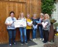 Bild: A.Schwaiger/exb
Uschi Kass vom Golf Club Lauterhofen übergibt Marianne Kroner, Organisatorin der Herzkissen, Anneliese Lahs, Cäcilia Kramer, Claudia Deiner und Sabine Baumer (von links) eine Spende von 660 Euro.