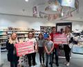 Bild: Kinderhaus Tausendfüßler/exb
Bei der Übergabe der symbolischen Spendenschecks an das Kinderhaus Tausendfüßler und an das Jugendrotkreuz in der Drogeriemarkt-Filiale in Waldsassen.