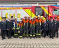 Bild: egl
Eine Gruppe der Feuerwehr Ursensollen absolviert eine Leistungsprüfung. Zum Bestehen gratulieren die beiden Kommandanten Thorsten Michel und Bernhard Graml (von links), Bürgermeister Albert Geitner und Kreisbrandinspektor Armin Daubenmerkl sowie die Kreisbrandmeister Alexander Graf (rechts) und Helmut Braun (Dritter von rechts) und Vorsitzender Markus Dehling (Zweiter von rechts).