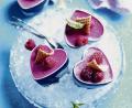 Bild: Oliver Brachat/Bassermann Verlag /dpa
Für Himbeereis sollten die verwendeten Himbeeren richtig reif sein – desto aromatischer wird das Eis.