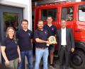Bild: bkr
Liborius Gräßmann (rechts) übergab den Defibrillator an die Feuerwehr Lienlas um Katja Heinz (von links), Stefan Reichenberger, Christopher Buchbinder und Matthias Siebeneichner.