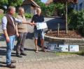 Bild: mfh
Beim ehemaligen Schmied präsentieren Bürgermeister Hermann Böhm (links) und Ortsheimatpfleger Reiner Hoffmann (Mitte) die ersten Informationstafeln für die „Ortschronik to go“. Gerhard Lotter (rechts) hält die Tafel, die künftig sein Anwesen ziert und Auskunft über die frühere Schmiede gibt.