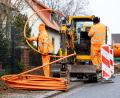 Symbolbild: Moritz Frankenberg/dpa
Arbeiter sind mit Bagger und Spaten an einer Straße mit der Erdverlegung von Glasfaserkabeln beschäftigt. Der weitere Breitbandausbau war nun auch wieder Thema im Marktrat Falkenberg.