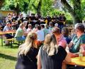 Bild: ds
Der Chor des Männergesangvereins Etzelwang inmitten vieler Zuhörer bei seiner Sommerserenade.