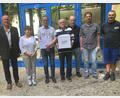 Bild: wro
Abschied von der Brunnenverwaltung König-Otto-Bad nahmen die langjährigen Mitarbeiter Heinz Weigl (Dritter von links) und Wolfgang Höfer (Vierter von links). Im Beisein von Fuhrparkleiter Albert Höfler, Prokurist Wolfgang Wittmann und dem technischen Betriebsleiter im Abfüllbetrieb, Manfred Beer (von rechts), würdigten Christian und Irene Büttner (von links) die Verdienste der künftigen Ruheständler.