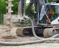 Bild: jut
Der E-Großbohrer beginnt seine Arbeit am Bayernwerk-Umspannwerk in Weiden. Dort stand bis vor kurzem Deutschlands wohl erste vollelektrische Baustelle.