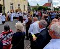 Bild: R. Kreuzer
Die Prozession startet am ersten Altar am Eingang der Schulschwestern, die Weiden nach 130 Jahren nun verlassen.