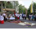Bild: mfh
Der Wegealtar mit kunstvoll gestaltetem Motiv aus Blumen vor der Herz-Jesu-Kirche in Rosenberg.