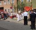 Bild: rha
An allen vier Fronleichnamsaltären in Vilseck spendete Pfarrvikar Pater Jimmy Joseph den eucharistischen Segen über Volk und Land.