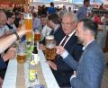 Bild: gi
Volksnah zeigt sich Innenminister Joachim Herrmann (Zweiter von rechts). Mit dem prominenten Gast aus München stoßen die Verantwortlichen auf das Gelingen des Jubiläums an.