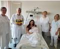 Bild: Kliniken Nordoberpfalz/exb
Dr. Elena Kitaynik (Assistenzärztin der Geburtshilfe), Prof. Dr. Edgar Pscheidl (Ärztlicher Direktor der Region Nord / West), Hebamme Margarete Ackermann und Zdenka Schell (Station) gratulierten Mama Patricia zur Geburt des kleinen Theodors.