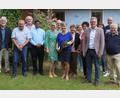 Bild: mfh
Den ganzen Tag lang über gaben sich Gratulanten die Klinke in die Hand. Diese Momentaufnahme zeigt die Jubilarin Hildegard Geismann (Mitte mit Rosenstrauß) im Kreis von Vertretern aus Politik, Kirche und Vereinsleben.