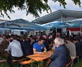 Bild: fla
Bereits der musikalische Frühschoppen beim Gartenfest der Trachtenkapelle ist gut besucht. Die Gäste suchen sich ein schattiges Plätzchen, genießen die Musik und unterhalten sich.