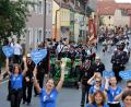 Archivbild: Harald Meierhöfer
Zuletzt gab es zum 150-jährigen Jubiläum der Feuerwehr Floß 2018 einen großen Festzug durch Floß. Fast 1500 Teilnehmer zogen damals unter Applaus durch die Straßen des Marktes.