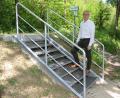 Bild: mrr
Der Übergang von Vilstalradweg zur Brücke bei Siegenhofen ist durch eine neue Stahltreppe sicherer. Bürgermeister Erwin Geitner begutachtet die Arbeiten des Bauhofs Rieden.