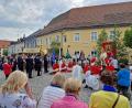 Bild: hmr
Stadtpfarrer Dr. Thomas Vogl beim Segen mit der Monstranz am dritten Altar der Fronleichnamsprozession in der Prinzregent-Luitpold-Straße.