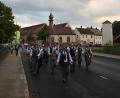 Bild: sak
An der Nepomukkapelle vorbei zieht die Werkvolkkapelle in Schlicht bei ihrem Zapfenstreich.