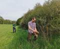 Bild: Portner
Landwirt Martin Prey junior (vorne) und Christian Weiß vom Maschinenring Schwandorf messen die Hecke in der Niedermuracher Flur aus.