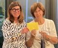 Bild: Inner-Wheel-Club Weiden/exb
Iris Müller (links), Präsidentin Inner-Wheel-Club Weiden, übergibt 2000 Euro für Lebensmittel an Asante-Gründerin Christine Rottland.