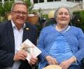 Bild: gf
Bürgermeister Martin Preuß gratuliert Therese Deyerling zum 90. Geburtstag.