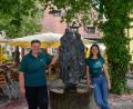 Bild: Petra Hartl
Beim Altstadtfest am 17. und 18. Juni gibt es heuer kein Programm des Rußwurmhauses. Dafür übernehmen Anja Killermann (links) und Eva Bogner vom Bootshaus.