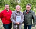 Bild: nza
Für 65 Jahre Singen im Chor wurde Xaver Rosner (Mitte) ausgezeichnet. Für 10 Jahre aktives Singen gratulierte Vorsitzender Wolfgang Witt (rechts) Sangesbruder Edi Küsperth (links).