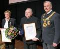 Bild: Mayer/Deutscher Schützenbund/exb 
Herta Zeiler (links), ehemalige Vizepräsidentin des OSB und 
Ludwig Mayer (Mitte), Ex-Landessportleiter des OSB erhielten vom Präsident des Deutschen Schützenbundes, Hans-Heinrich Schönfels (rechts), ihre Ernennungsurkunden zu Ehrenmitgliedern des DSB.