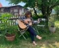 Bild: Ulrike Preißinger
Im Garten oder auf der Bühne am Mitsingkonzert: Die Gitarre ist der liebste Begleiter von Sabine Rix.