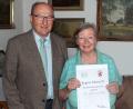 Bild: e
Regine Allwardt feierte 80.Geburtstag. Es gratulierte im Namen der Gemeinde Kümmersbruck Bürgermeister Hubert Blödt.