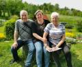 Bild: Portner
Die kommissarische Club-Vorsitzende Barbara Albang (von rechts) kann auf Unterstützung von Kassiererin Brigitte Würth und Beisitzer Karl Würth setzen. Beim Treffen im Garten schauen sie sich Bilder vom 80. Geburtstag des plötzlich verstorbenen Vorsitzenden Rainer Raabe an.