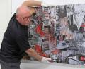 Bild: hd
Norbert Grüner bei der Vorbereitung der Ausstellung im Knopfmuseum - hier mit dem Bild "Pianoman - Allegro furioso".