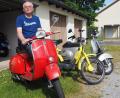 Bild: bl
Die rote, aus Schweden importierte Vespa ist nicht nur für Karl Fraß ein begehrtes Sammlerobjekt. In seine Sammlung der Piaggio-Produkte gehört auch das gelbe Mofa daneben. Den Oldtimer im Hintergrund (Baujahr 1971) hat er Vespa-Fan auf E-Motor umgerüstet.