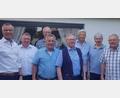 Bild: u
80. Geburtstag feiert der ehemalige Amtsleiter der Hirschauer Stadtverwaltung, Ernst Mangelberger (Vierter von rechts). Zu den Gratulanten zählen (von links) Bürgermeister Hermann Falk, Stadtrat Martin Merkl, Förderkreisvorsitzender Werner Schulz, dahinter Anglervereinskassier Robert Dotzler, Ernst Mangelberger, Angler-Ehrenvorsitzender Klaus Forster, Angler-Ehrenmitglied und Ex-Amtsleiter Walter Majecki und Josef Wiesnet.