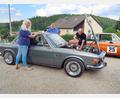 Bild: bsc
Das Alter von 51 Jahren sieht man dem BMW 3.0 CS von Jaqueline (links) und Nikolaus Dziajlo (rechts) nicht an. Mit dem Oldtimer sind sie am Sonntag beim ersten Friedenfelser Old- und Youngtimertreffen mit von der Partie. AC-Vorsitzender Stefan Schmalzreich (Mitte) freut sich mit dem Ehepaar auf die Veranstaltung.
