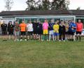 Bild: ral
16 Teams kämpften beim Kleinfeldturnier des SV Trisching-Rottendorf um den Sieg. Das Bild zeigt die Spielführer der beteiligten Mannschaften.