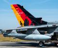 Bild: Daniel Bockwoldt
Ein Flugzeug vom Typ Tornado der Luftwaffe mit einer Sonderlackierung steht während eines Medientags zur Luftwaffen-Übung "Air Defender 2023".