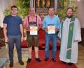 Bild: wku
Bläserehrung im Posaunenchor Eschenfelden: (von links) Chorleiter Dominik Schwab, die Jubilare Troy Meidinger und Siegfried Pirner, Diakon Bernd Deyerl.