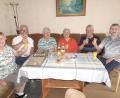 Bild: ui
Senior-Käck'n-Wirt Ernst Schönberger (zweiter von rechts) feiert 80. Geburtstag mit Agatha Rippl, German Beer, Monika Mark, Maria Neumann und Ehefrau Rosemarie. Mit den "Fuchs'nbeck"-Cousinen und der Cousin wuchs der Jubilar wie mit Geschwistern auf.
