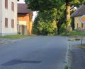 Bild: kro
Die Bürger fordern einen durchgängigen Bürgersteig entlang der Ortsdurchfahrt von Schönficht. Der Marktrat Plößberg unterstützt das Vorhaben einstimmig.