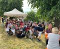 Bild: dob
Die Schattenplätze unter den Bäumen oder unter den aufgestellten Pavillons sind am Fronleichnamsfest beim Dorffest der Feuerwehr Oberlind stets dicht belegt.