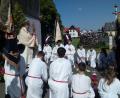 Bild: fpoz
Stadtpfarrer Bernd Philipp beim eucharistischen Segen am dritten Altar der Fronleichnamsprozession.