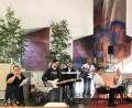 Bild: sei
Sängerin Silke Husslik, Vikar Michael Röll, Dr. Horst Petzold, Erwin Löw und der Posaunenchor St. Markus (von links) mit Leiter Fritz Landgraf (vorne sitzend) erfreuten in St. Markus mit einem abwechslungsreichen Konzertprogramm.