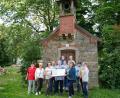 Bild: gz
Die Landfrauen übergeben einen Scheck im Wert von 400 Euro an die Dorfgemeinschaft Thomasgschieß. Das Geld ist für den Erhalt der Kapelle im Ort gedacht.