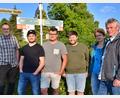 Bild: wku
Die Wanderwarte Horst Meidenbauer, Johannes Ertel, Markus Rippl, Michael Zahn, Heidi Ziegler und Walter Brunner vor den neuen Metallschildern an der Sulzbacher Straße in Königstein.