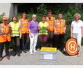 Bild: rha
Über die Zuwendung des Schnäppchenladens, die für eine weitere Drohne verwendet wird, zeigt sich das Team der Rehkitzrettung Amberg-Sulzbach hoch erfreut (von links): Stephanie Wiesgickl, Zweite Vorsitzende Melanie Grab, Selina Kunisch, Veronika Pröls, Vorsitzende Susanne Kunisch, Tim Kunisch, Martin Haller und Gudrun Quarder.