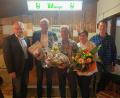 Bild: Daniel Münch
Hermann Huber (Mitte) übergibt das Amt des Vorsitzenden des TC Hahnbach an Daniel Münch (rechts). Mit dabei: Charly Reyzl (links), Bürgermeister Bernhard Lindner (Zweiter von links), Hannelore Huber (Zweite von rechts).