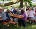 Bild: Kunz
Pfarrfest St. Johannes bei hochsommerlichen Temperaturen. Die Bäume spenden Schatten.