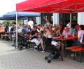 Bild: lep
Bei gutem Essen, kühlen Getränken sowie Kaffee und Kuchen genießen viele Gäste den Feiertag bei sommerlichen Temperaturen.