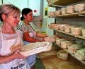 Bild: R. Kreuzer
Die Frauen hatten Zwiebel-, Schmier- und Käsekuchen sowie auch Brote gebacken.