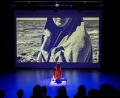 Bild: cog
Ganz verloren im Sturm auf dem Meer, sucht die junge Hugeburc Trost im Gebet: Ein Film aus Sulzbach-Rosenberg mit Musik und Texten, begleitet von einer Liveperformance, beeindruckt das Publikum beim Kirchentag in Nürnberg.